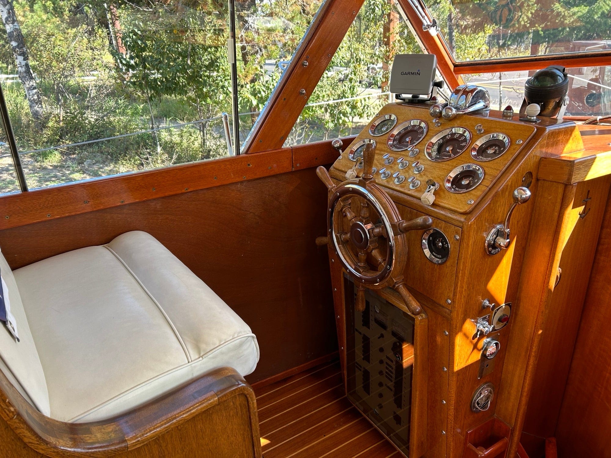 1958 CHRIS-CRAFT 32' SEDAN CRUISER
