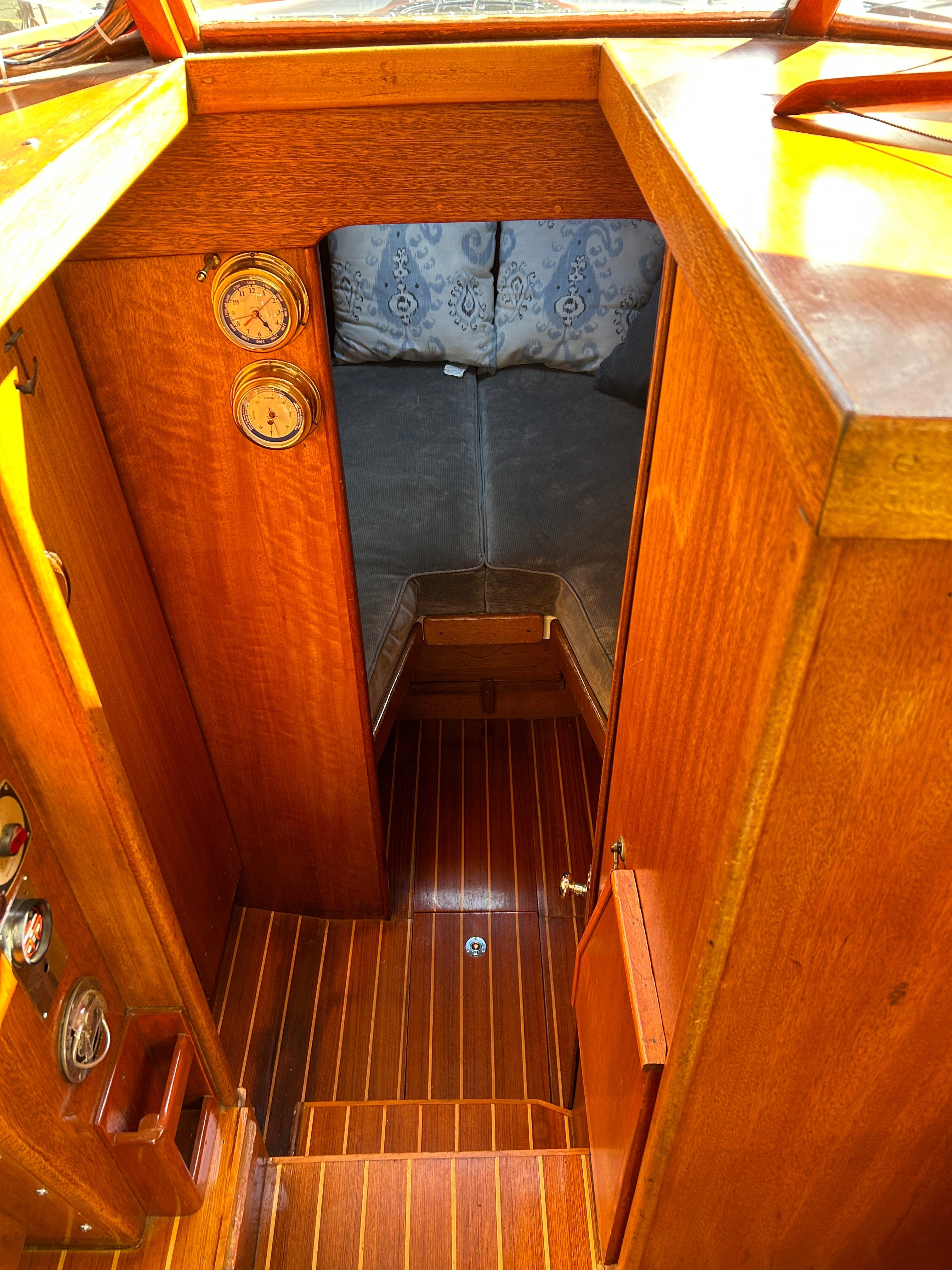 1958 CHRIS-CRAFT 32' SEDAN CRUISER