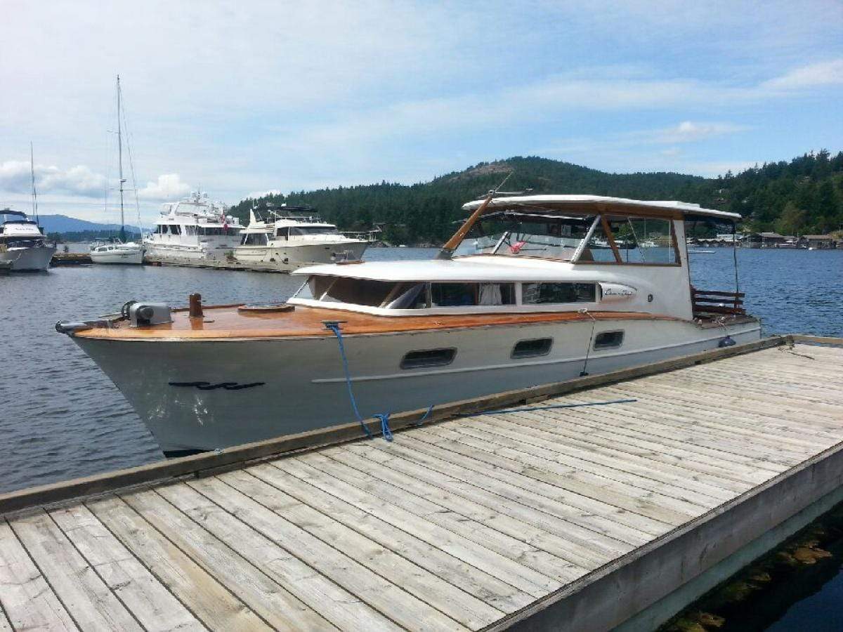 Classic Wooden Boat for Sale - 1957 CHRIS-CRAFT 33' FUTURA HARDTOP EXPRESS CRUISER