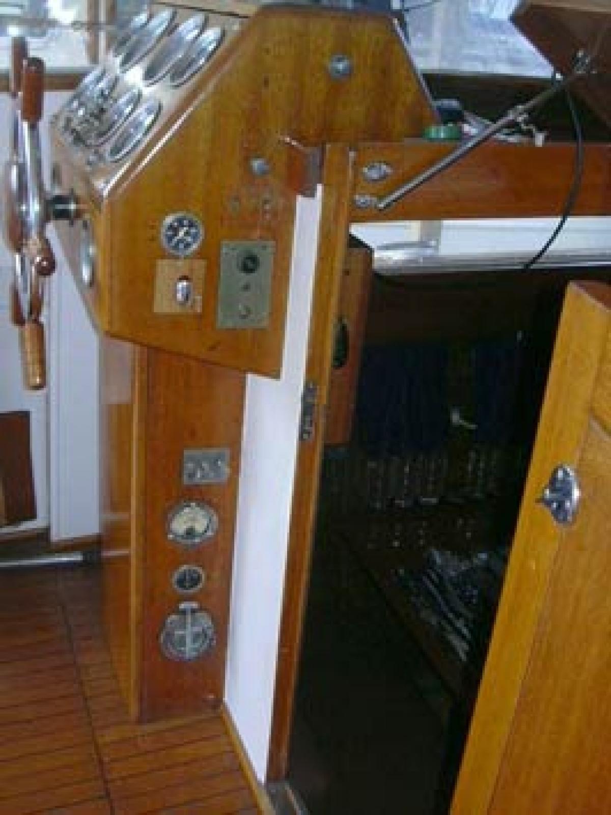 Classic Wooden Boat for Sale - 1957 CHRIS-CRAFT 33' FUTURA HARDTOP EXPRESS CRUISER