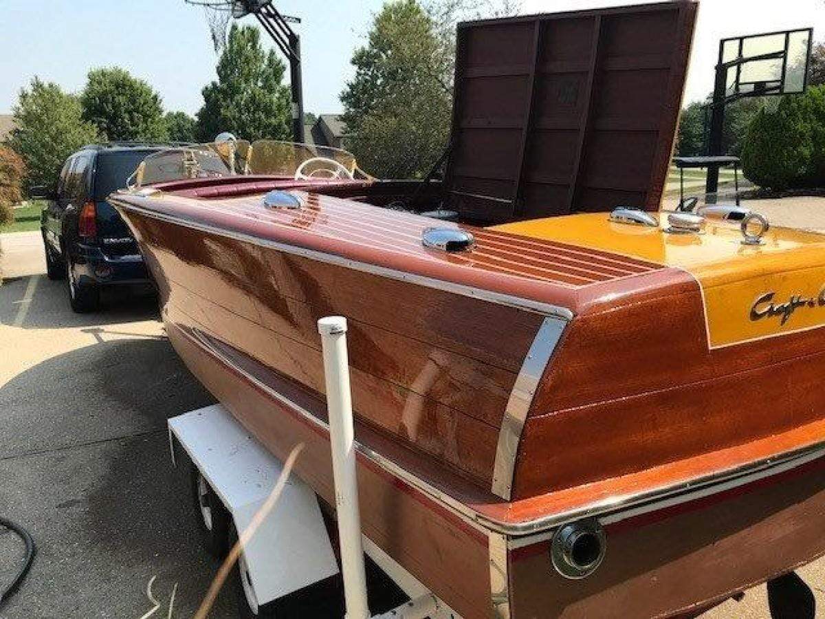 Classic Wooden Boat for Sale -  1950 CHRIS-CRAFT 18' RIVIERA