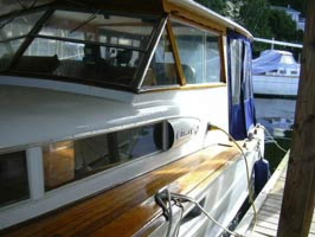 Classic Wooden Boat for Sale -  1957 CHRIS-CRAFT 33' FUTURA HARDTOP EXPRESS CRUISER